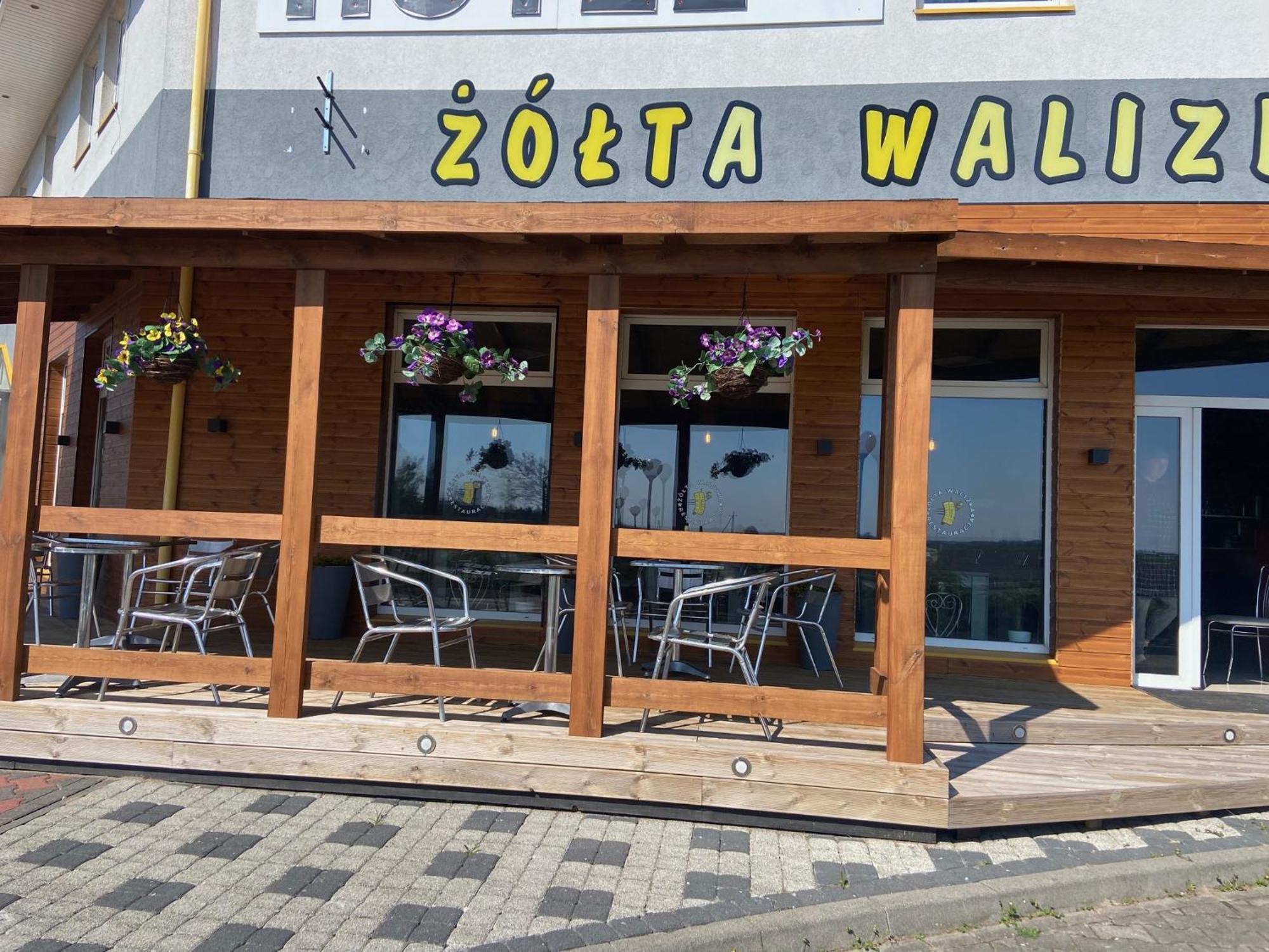 Zolta Walizka Gosciniec Hotel Podrzewie Exterior photo